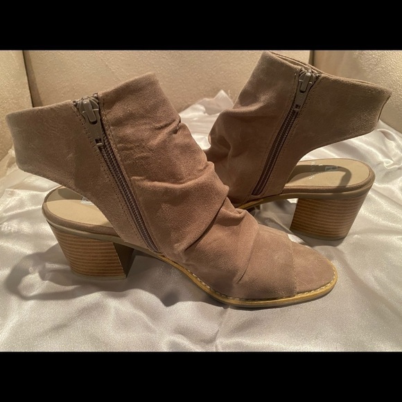 NEW Women’s size 7 white mountain - Picture 2 of 3